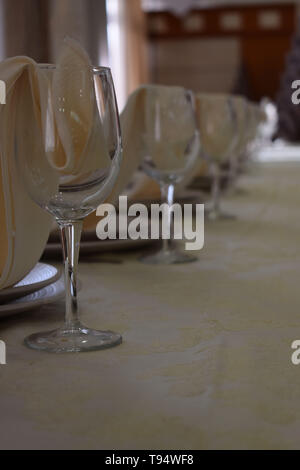 Bicchieri di vino con tovaglioli beige interno Foto Stock