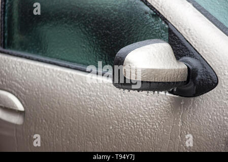 Auto coperti di ghiaccio dopo la pioggia di congelamento Foto Stock