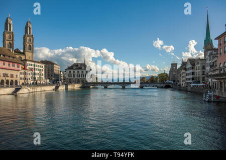 Limmat riverbank vicino a Chiesa Grossmuenster, Zurigo, Svizzera Foto Stock