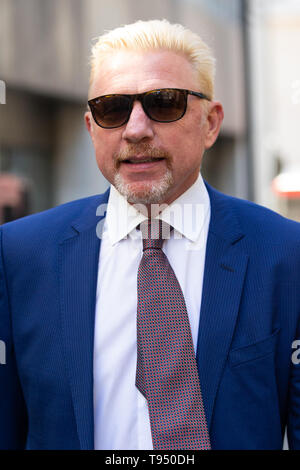 Il tedesco la stella del tennis Boris Becker lasciando la famiglia centrale Court, Londra dopo aver raggiunto un accordo con la sua moglie Lilly in seguito ad una disputa per il loro figlio. Foto Stock