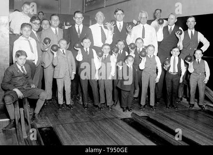 Titolo: "inger Midgets del bowling al YMCA.' cantante del Midgets erano un popolare gruppo vaudeville nella prima metà del XX secolo. Leopold von cantante (3 maggio 1877 - 5 Marzo 1951) Formato del cantante Midgets nel 1912-13, e costruito la Liliputstadt, una 'midget citta' al 'Venezia in Vienna " Amusement Park, dove si sono esibiti. Il Liliputstadt è stata un grande successo e la cantante ha iniziato a essere in tour con i suoi interpreti in tutta Europa e, nel processo, reclutati nuovi membri. Foto Stock