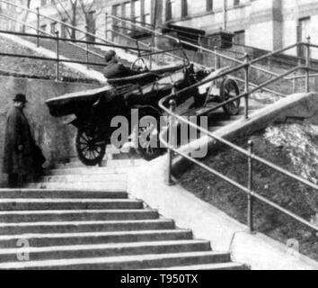 Modello T salito tre rampe di scale di Duluth, Minnesota, vincendo il suo proprietario un $100 scommessa. La Ford Modello T (colloquialmente noto come Tin Lizzie, saltando Lena, o flivver) è un'automobile che è stata prodotta dalla Ford Motor Company dal 1 ottobre 1908 al 26 maggio 1927. Esso è generalmente considerato come la prima automobile a prezzi accessibili, la vettura che ha aperto il viaggio per il comune di ceto medio americano; alcuni di ciò è stato causa di Ford una efficiente fabbricazione, ivi compresi il montaggio la produzione in linea invece di singoli manuali. Nessun fotografo accreditato, 1910s. Foto Stock