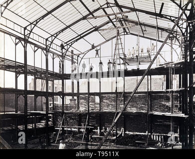 Sito in costruzione prese dal fotografo francese Louis Lafon nel 1880. I progetti di urbanizzazione del XIX secolo in Francia chiamato sulla fotografia per registrare tutte le fasi di costruzione. Questo edificio del quadro integrato di tecniche moderne di ferro e di acciaio di costruzione del telaio con materiali tradizionali come la muratura di mattoni. Foto Stock