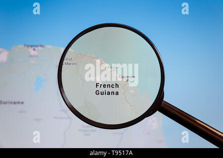 Cayenne, Guiana francese. Mappa politico. La città sullo schermo del monitor attraverso una lente di ingrandimento. Foto Stock