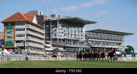 Guide e piloti intorno alla prima curva durante la ricchezza Investec picchetti durante la due giorni del festival di Dante a York Racecourse. Foto Stock