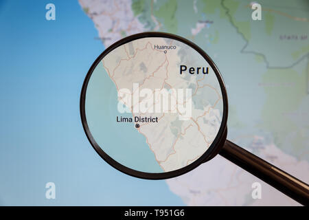 Lima, Perù. Mappa politico. La città sullo schermo del monitor attraverso una lente di ingrandimento. Foto Stock