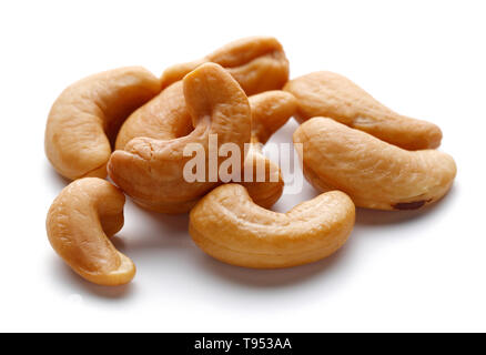 Arrosto di noci di acagiù isolati su sfondo bianco Foto Stock