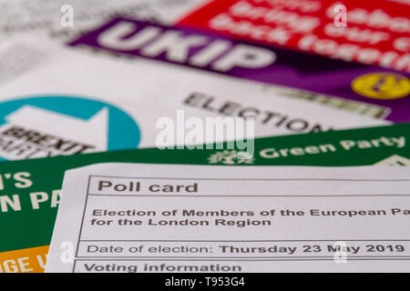 Close-up della scheda di polling per le elezioni del Parlamento Europeo con volantini elettorali fuori fuoco dietro di essa Foto Stock