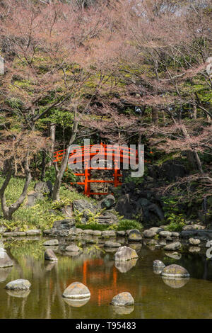 Tradizionale ponte rosso, Koishikawa Korakuen giardino,Tokyo Foto Stock
