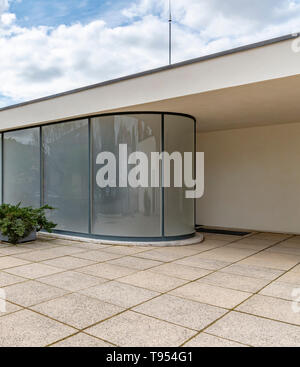 Le spazzatrici di vetro curvo ingresso alla Villa Tugendhat a Brno in Repubblica Ceca. Progettato da architetto Mies van der Rohe. Completato nel 1930. Foto Stock