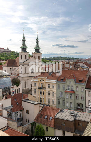 Vista sui tetti di Brno in Repubblica ceca, presi dal municipio della città vecchia torre. Mostra la chiesa di S.Michele e il cinema moderno City. Foto Stock