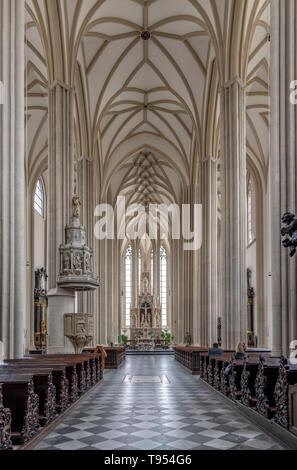 I magnifici interni di St. James Church, Brno in Repubblica Ceca. Risalente al XIII secolo. Famoso per l'Ossario sotto la chiesa. Foto Stock