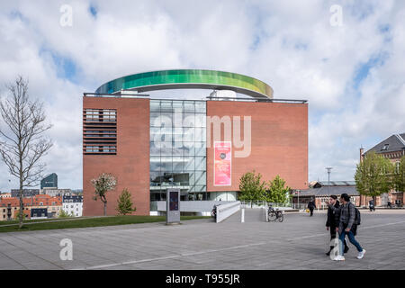 Danimarca, Aarhus - 2 maggio 2019. Esterno del Museo di arte moderna ARoS Aarhus Kunstmuseum è progettato dagli architetti danesi Schmidt Hammer Lassen. Sul tetto troverete la circolare skywalk il Rainbow Panorama da Ólafur Elíasson (Photo credit: Gonzales foto - Kim M. Leland). Foto Stock