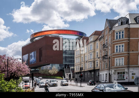 Danimarca, Aarhus - 2 maggio 2019. Esterno del Museo di arte moderna ARoS Aarhus Kunstmuseum è progettato dagli architetti danesi Schmidt Hammer Lassen. Sul tetto troverete la circolare skywalk il Rainbow Panorama da Ólafur Elíasson (Photo credit: Gonzales foto - Kim M. Leland). Foto Stock