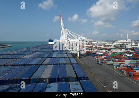 Le Havre (nord-ovest della Francia): Nave portacontainer CMA CGM Antoine de Saint-Exupery, in Francia la più grande nave portacontainer, qui a fianco della banchina del comm Foto Stock