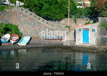 Piccola spiaggia vicino a Santa Marina Village, Isola di Salina, Sicilia, Italia Foto Stock