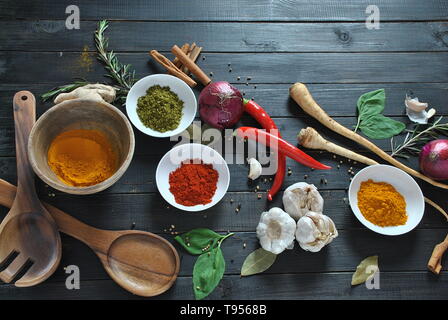 Vari colorati di fresco e le erbe aromatiche essiccate e le spezie per cucinare. Spezie ed erbe, stagionatura la paprica in polvere di cannella, cipolla rossa aglio, basilico, lo zenzero Foto Stock