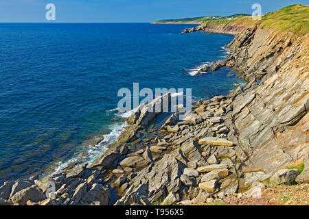 Appalachain catena di montagne e la costa rocciosa lungo il Golfo di San Lorenzo. Cape Breton Island, Cabot Trail, Nova Scotia, Canada Foto Stock