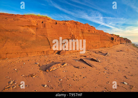 Sabbia rossa e scogliere lungo il Northumberland Campbelton dello Stretto di Prince Edward Island in Canada Foto Stock