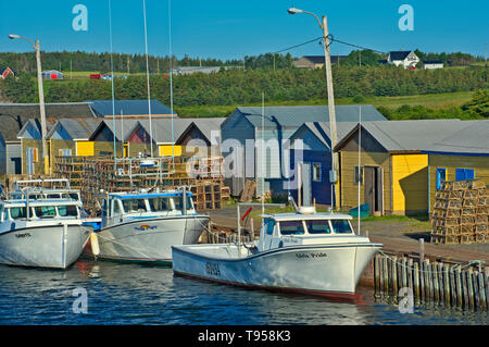 Barche da pesca in villaggio costiero a nord del Lago di Prince Edward Island in Canada Foto Stock