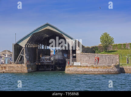 N. 1 coperto slittare a Montone Cove, Devonport accanto al fiume Tamar / Hamoaze. Egli in fibra di vetro di replica la polena "Re Billy' (William IV) accanto a Foto Stock