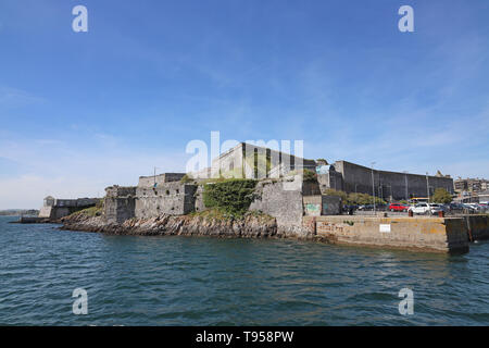 Royal Citadel su Plymouth Hoe visto dalla Cattewater e Plymouth Sound Foto Stock