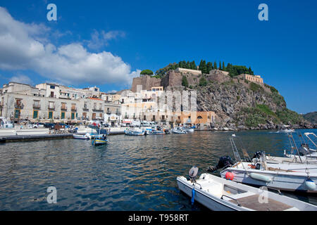  tutte le immagini  barche da pesca a Marina Corta, cittadina Lipari, Isola di Lipari, Isole Eolie, patrimonio mondiale dell UNESCO Foto Stock