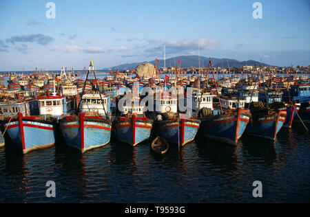 Il Vietnam. Nha Trang. Righe di pesca ormeggiate barche nel porto. Foto Stock