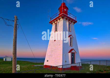 Souris Est Faro (storico) sopra la scogliera sul punto di cavaliere. sunrise Souris Prince Edward Island in Canada Foto Stock