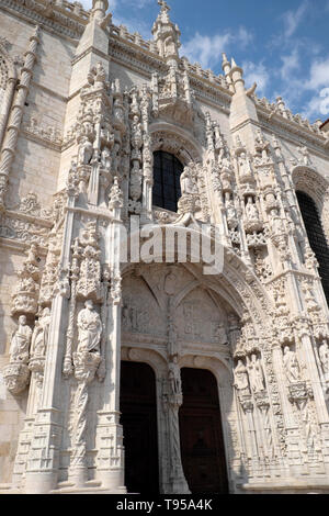 Facciata esterna del monastero di San Geronimo dettagli decorativi all'esterno dell'edificio di architettura di Belem Lisbona, Portogallo, Europa KATHY DEWITT Foto Stock