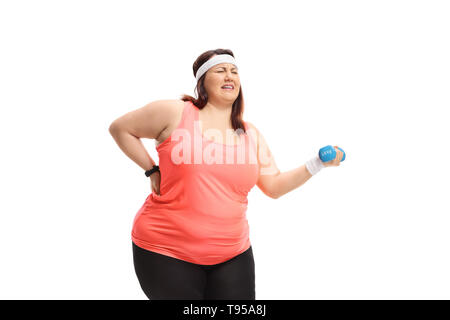 Donna sovrappeso strugling per sollevare una piccola dumbbell isolati su sfondo bianco Foto Stock