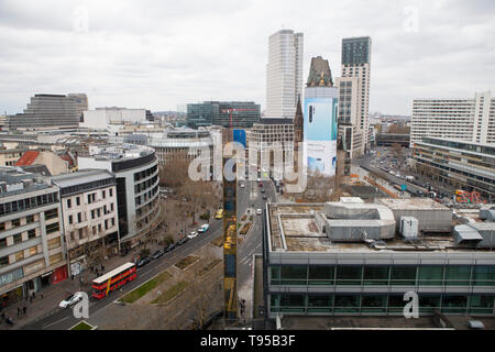 Un Huawei inserzione frontale del Kaiser Wilhelm Memorial Church a Breitscheidplatz nella sezione di Kurfürstendamm di Berlino, Germania, 12 aprile 2019. Foto Stock