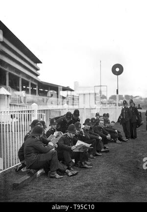 I poliziotti britannici controllo racing per punte a Epsom Derby gare nel giugno 1932 Foto Stock