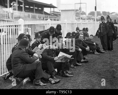 I poliziotti britannici controllo racing per punte a Epsom Derby gare nel giugno 1932 Foto Stock