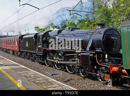 LMS Stanier Class 5 locomotiva a vapore No.44871 a doppio titolo "La Gran Bretagna XII " offerte a velocità attraverso la stazione di Oxenholme, Cumbria. U.K. Foto Stock