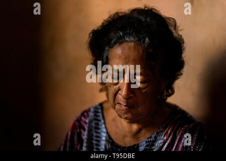 Laura Peña, un 67-anno-vecchia donna di El Salvador, è visibile durante il rotolamento sigari fatti a mano nella sua casa di Suchitoto, El Salvador. Foto Stock