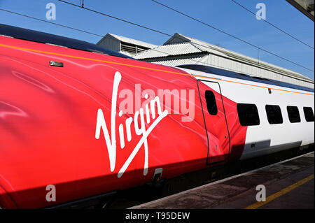 Dettaglio dei treni del Virgin Classe 390 Pendolino con 'fluente Seta' livrea, in piedi alla stazione Oxenholme, Cumbria, England, Regno Unito, Europa. Foto Stock