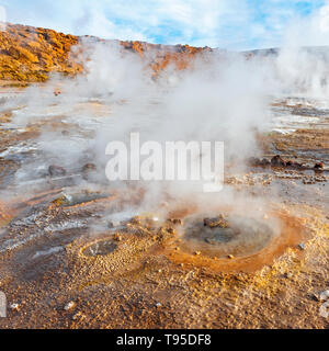 Square fotografia di una fumarola per la cottura a vapore con vapore trail nel Tatio geyser di sunrise, il Deserto di Atacama, Cile. Foto Stock