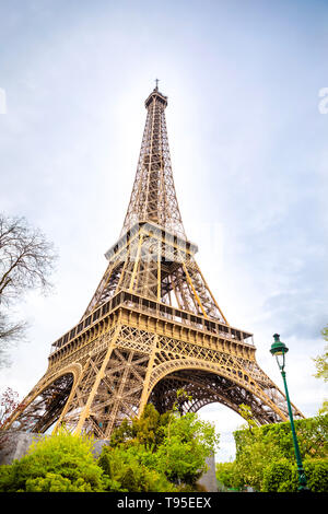 Vista dalla parte inferiore della Torre Eiffel a Parigi nel giorno nuvoloso, Francia Foto Stock