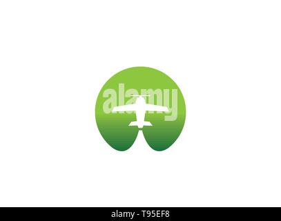 Piccolo aereo agenzia viaggi logo design idea con un aereo attraverso il cerchio verde lo spazio negativo. Destinazioni sorprendenti creative simbolo icona di viaggio Illustrazione Vettoriale