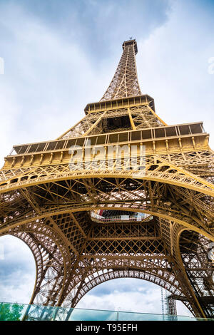 Vista dalla parte inferiore della Torre Eiffel a Parigi nel giorno nuvoloso, Francia Foto Stock