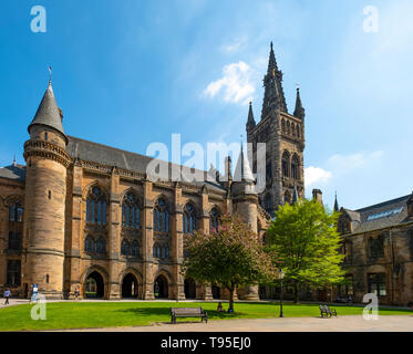 Vista di vecchi edifici gotici nei chiostri dell'Università di Glasgow in Glasgow Scotland Regno Unito Foto Stock