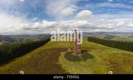 Vista aerea del monumento commemorativo Airlie sulla collina di Tulloch tra Glen Prosen e Glen Clova, vicino a Kirriemuir, Angus, Scozia. Foto Stock