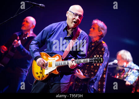 Milano, 10 maggio. Mark Knopfler suona dal vivo al Mediolanum Forum di Assago, Milano Italia. Copyright Davide Merli / Alamy Foto Stock