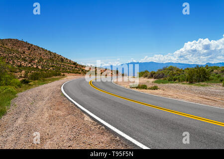 Strada curva nel deserto nel Sud Nevada Foto Stock