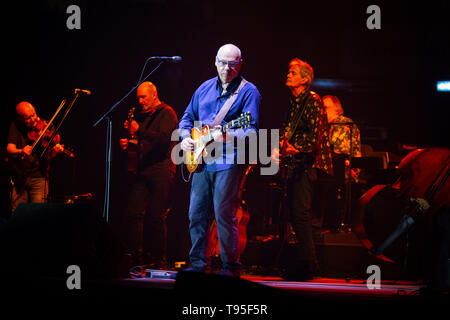 Milano, 10 maggio. Mark Knopfler suona dal vivo al Mediolanum Forum di Assago, Milano Italia. Copyright Davide Merli / Alamy Foto Stock
