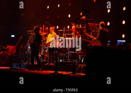 Milano, 10 maggio. Mark Knopfler suona dal vivo al Mediolanum Forum di Assago, Milano Italia. Copyright Davide Merli / Alamy Foto Stock