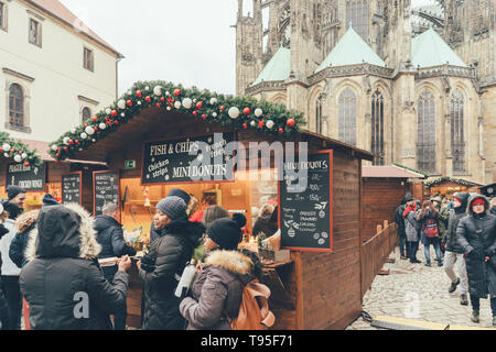 Repubblica Ceca, Praga - Dicembre 24, 2018: coda presso il tradizionale mercatino di Natale a Praga sulla piazza della cattedrale di San Vito Foto Stock