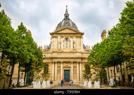 Parigi, Francia - 24.04.2019: Sorbonne square e College de Sorbonne, uno dei primi istituti di università medievale a Parigi, Francia Foto Stock