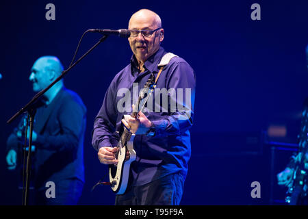 Milano, 10 maggio. Mark Knopfler suona dal vivo al Mediolanum Forum di Assago, Milano Italia. Copyright Davide Merli / Alamy Foto Stock